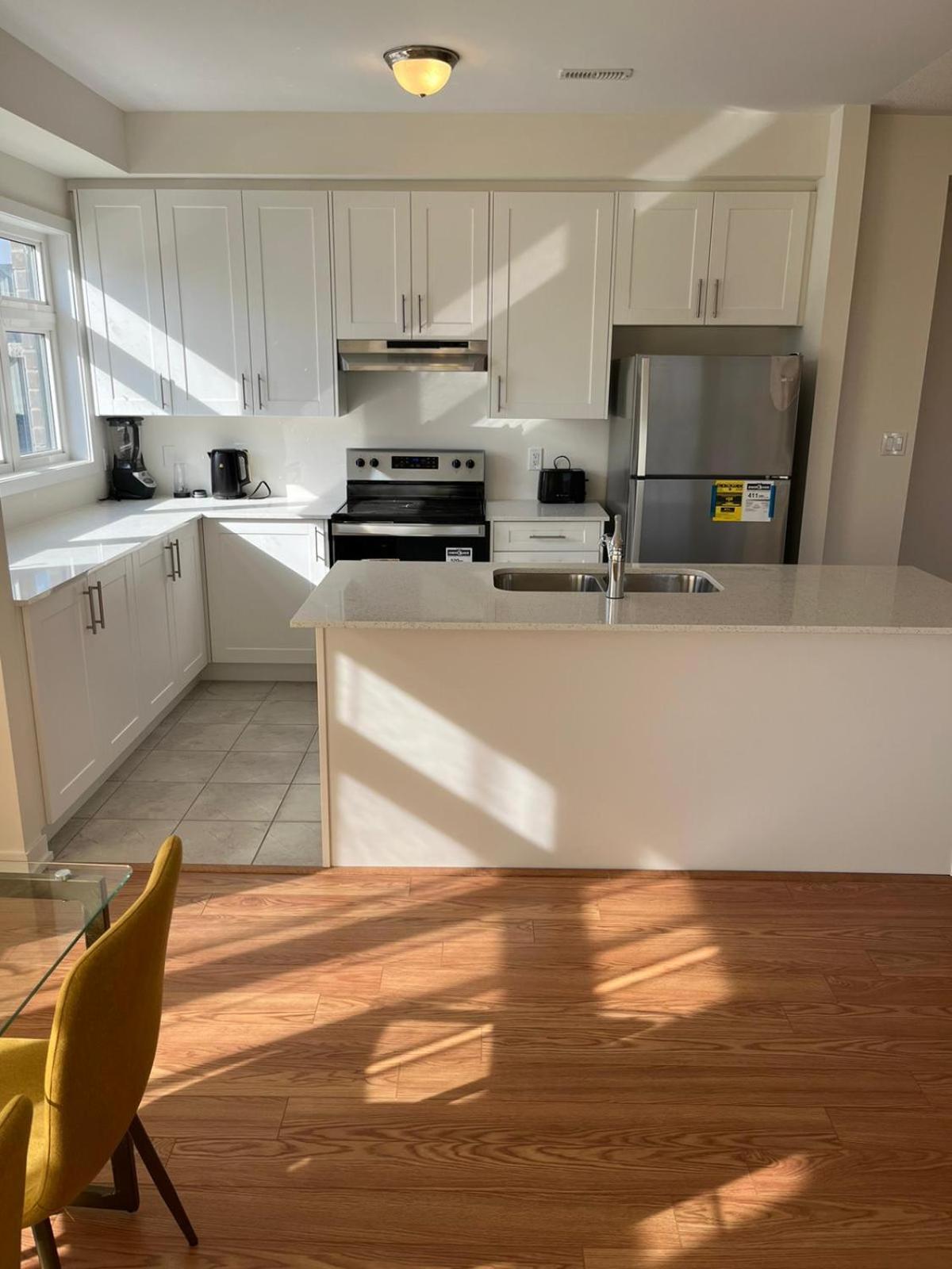 Luxury Brand New Townhouse In Milton Ontario Lägenhet Exteriör bild